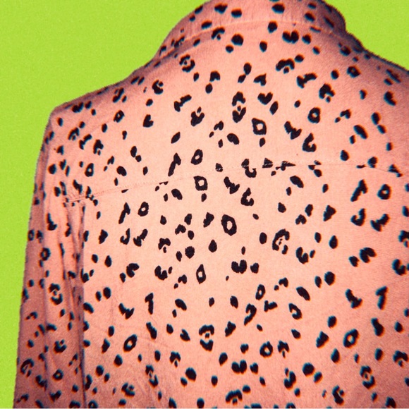 Pre-owned Women's H&M Divided Pink Leopard Print Button Down (Size 8) - Picture 3 of 5